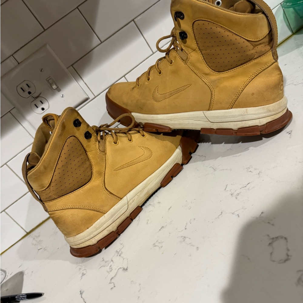 Nike Men's Tan Leather Boots